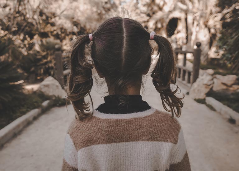 Çocuğunun öfke nöbeti sırasında kendi içindeki duyulmamış çocuğun sesini fark eden ebeveyn